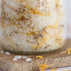 Helende fotbad med ringblomst